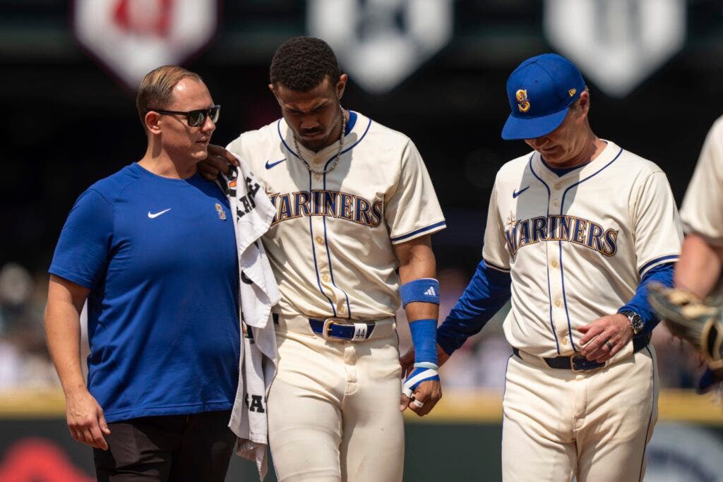 CAFÉ DIARIO.- El jugador dominicano de los Marineros de Seattle, Julio Rodríguez, fue sometido a una resonancia magnética el lunes por la tarde y el equipo está a la espera de los resultados. El jardinero quedó fuera de la alineación titular tras abandonar el juego del domingo en la sexta entrada con un esguince en el tobillo derecho. El domingo saltó por un batazo largo del toletero de los Astros de Houston, Yordan Álvarez, y se estrelló contra la pared golpeando su tobillo contra el acolchado de la pared del jardín central y permaneció en el suelo durante varios minutos antes de salir del campo con el manager Scott Servais y el entrenador Taylor Bennett. Después de la victoria de Seattle, Servais dijo que las radiografías iniciales fueron negativas y que el equipo sería cauteloso con el Novato del Año de la Liga Americana 2022 antes de devolverlo a la alineación titular. Julio Rodríguez se somete a resonancia magnética tras esguince en el tobillo