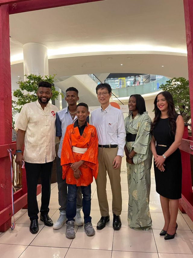 Embajada de Japón y Club de Bonsái realizan exposición en Ágora Mall