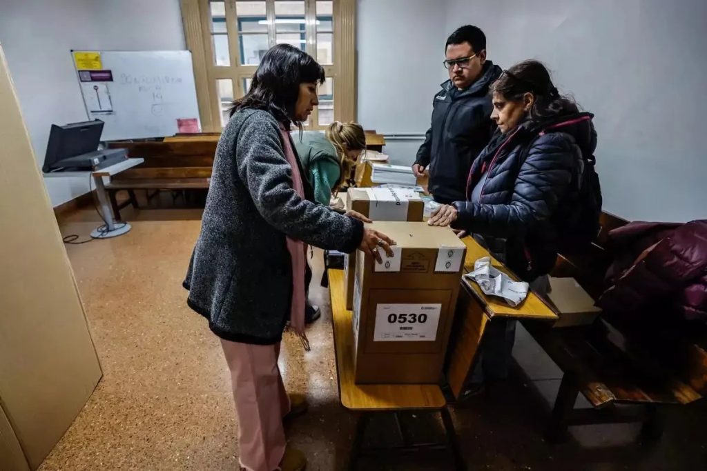 Cierran las mesas de votación en las elecciones internas en Uruguay