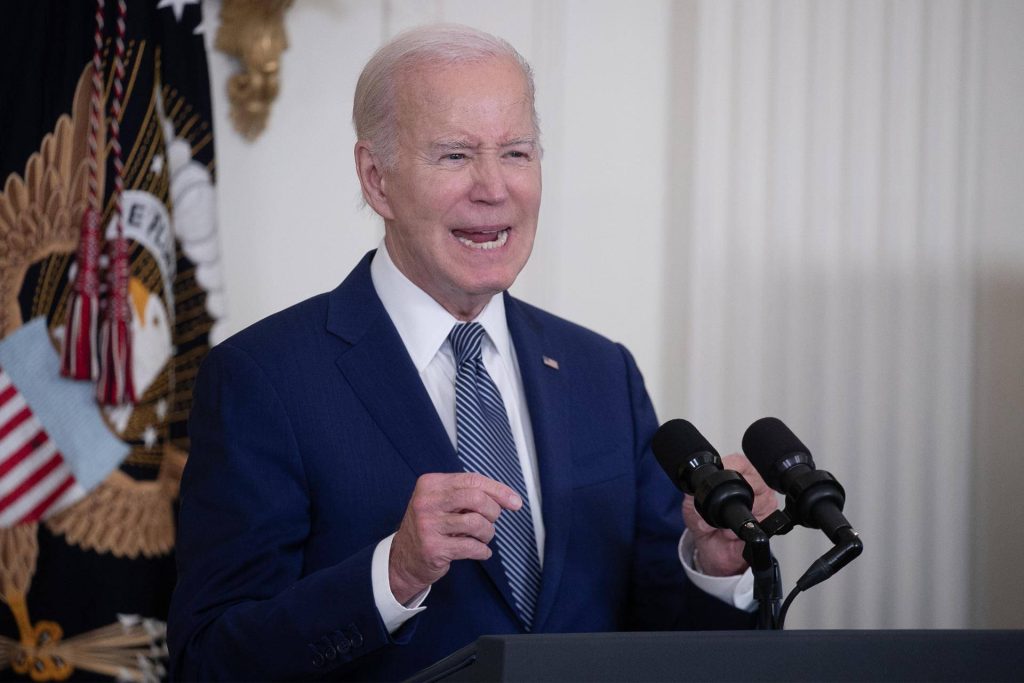 Biden propone regla para proteger a 36 millones de trabajadores expuestos al calor extremo