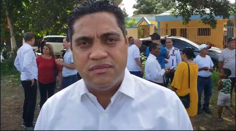 Alcalde Kelvin Cruz llama charlatanes a contratistas a cargo de la terminación del Mercado Municipal de La Vega