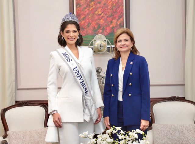 Raquel Peña recibe visita de Miss Universo 2023 y Miss República Dominicana 2024