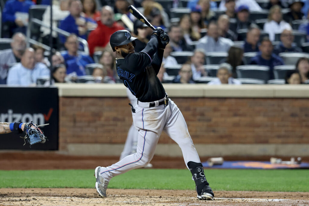 Bryan de la Cruz pega vuelarcercas en derrota de Marlins ante Filis