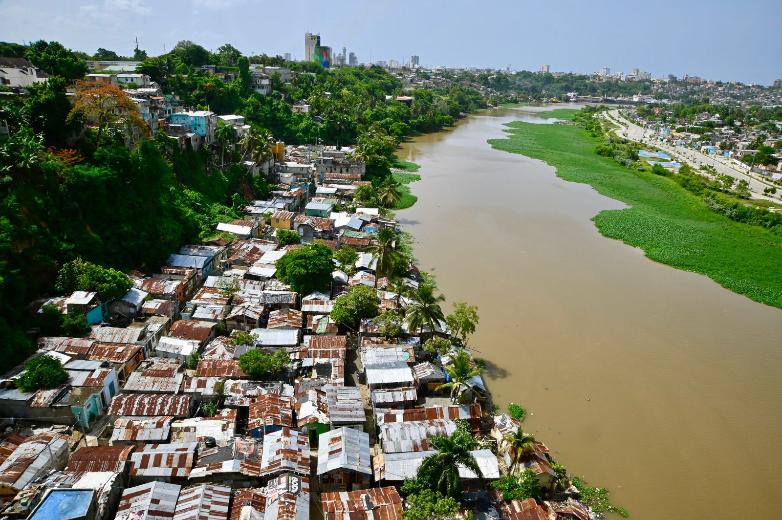 (VIDEO) Habitantes de la ribera río Ozama toman medidas ante posible paso de huracán Beryl