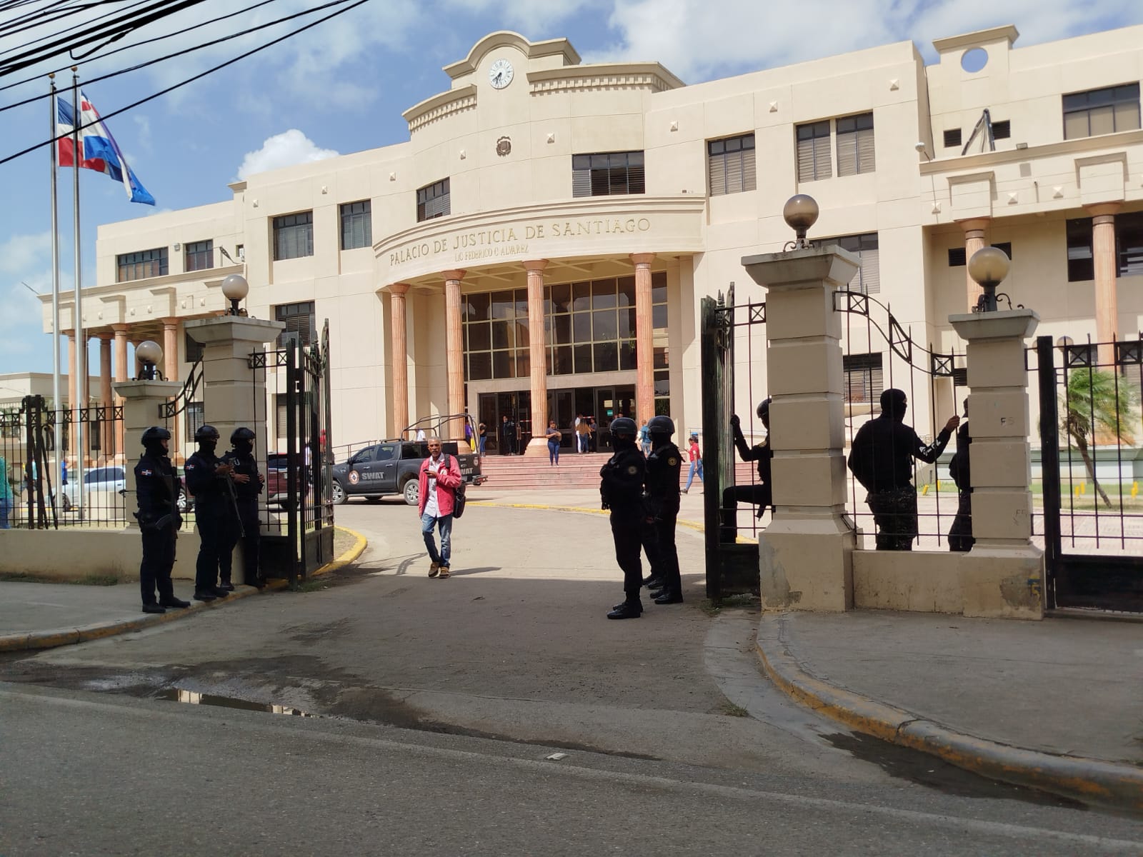 (VIDEO) Custodian Palacio de Justicia de Santiago previo a medida de coerción contra miembro del Falpo