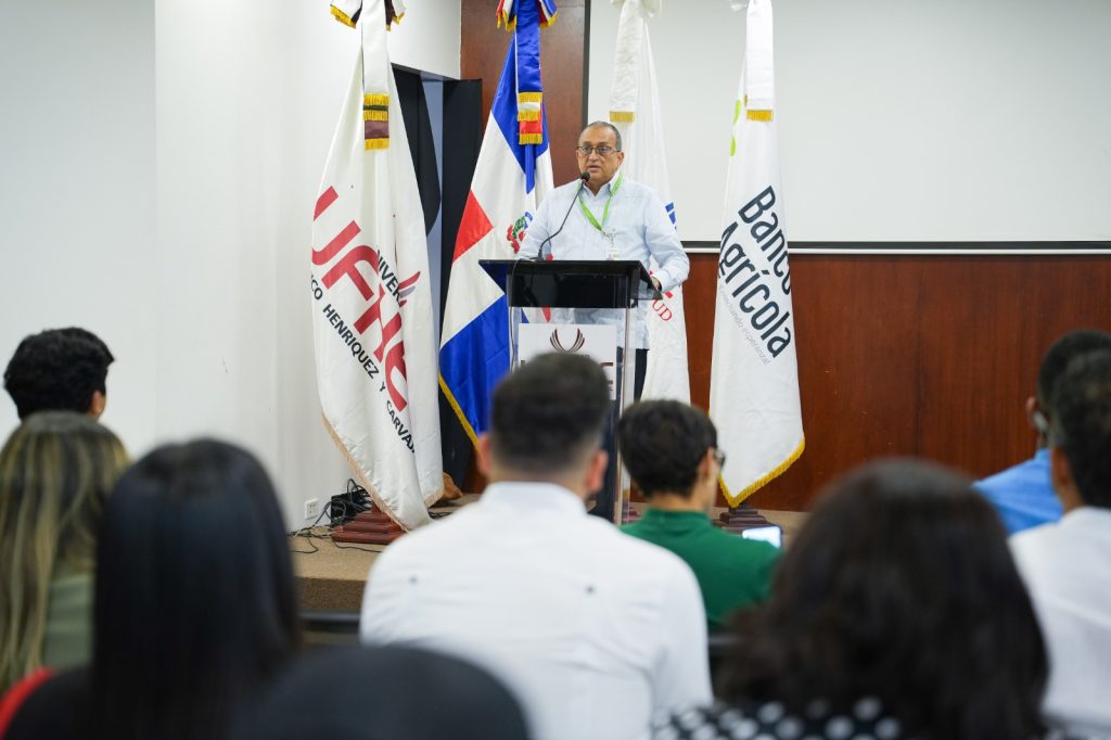 Eduardo Báez, director Nacional de Crédito, en representación del administrador del Banco Agrícola de la República Dominicana