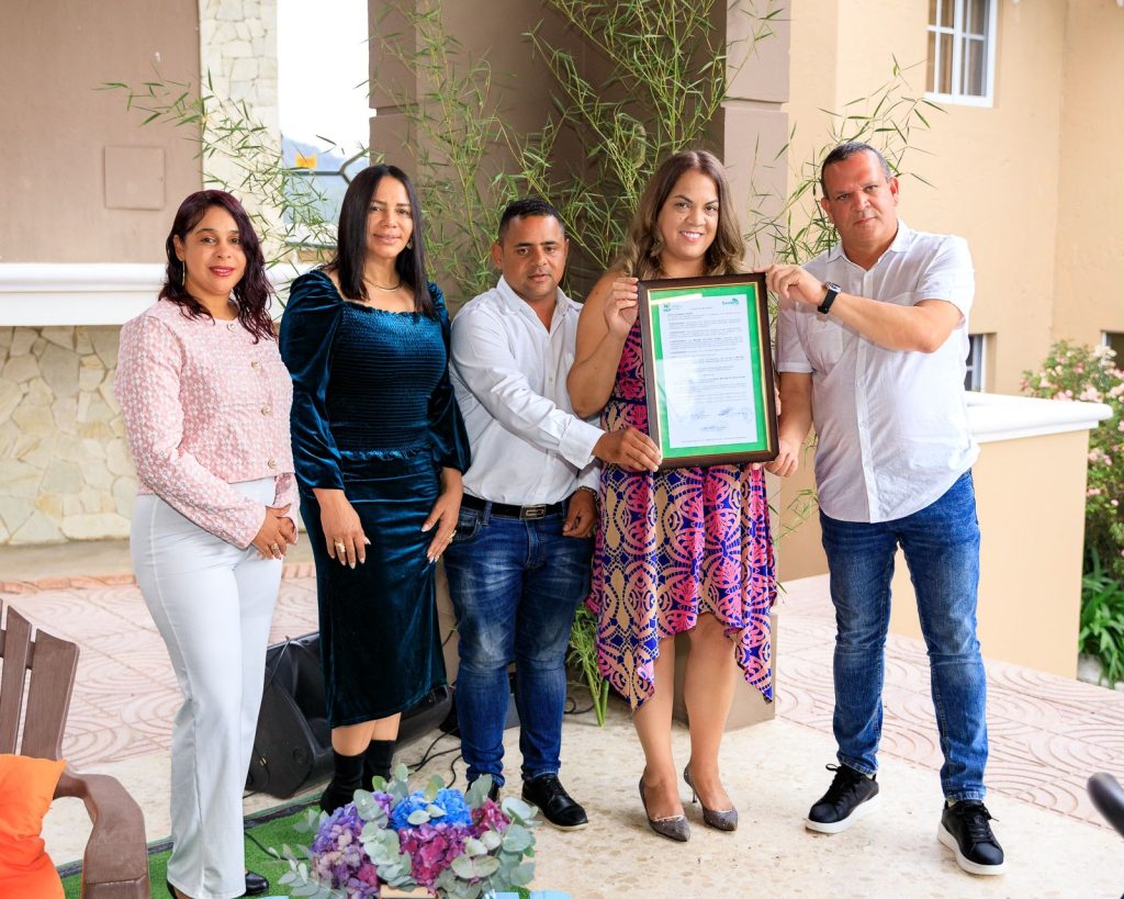 Paulina Hernández, Alfida López, José Alberto Victoriano, Milena Delgado y Francisco A. Marte, alcalde.