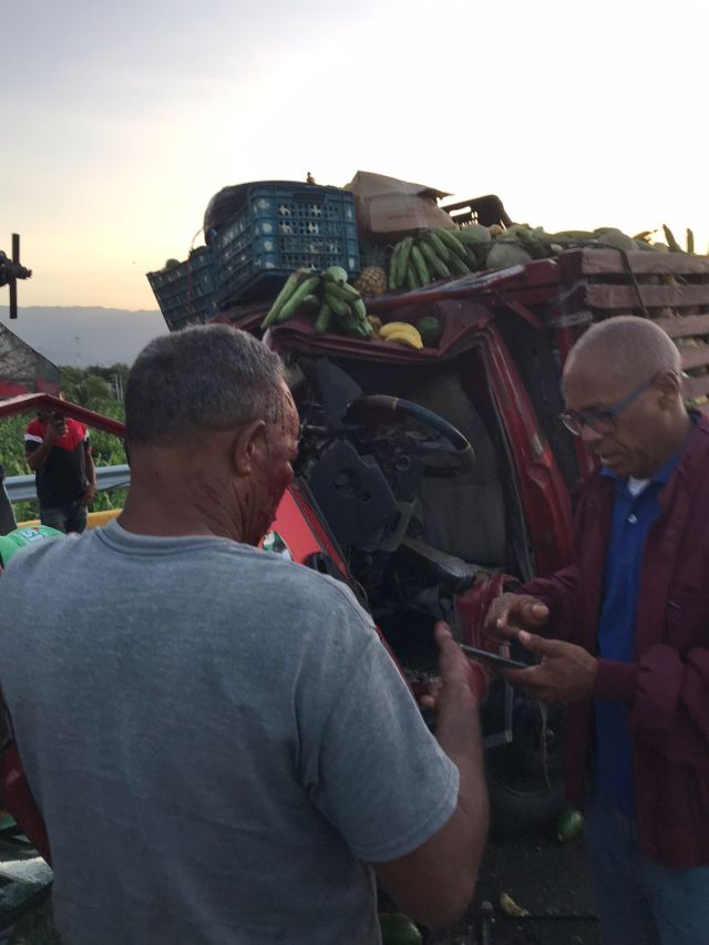 Accidente de tránsito en Circunvalación de Azua involucra cinco vehículos