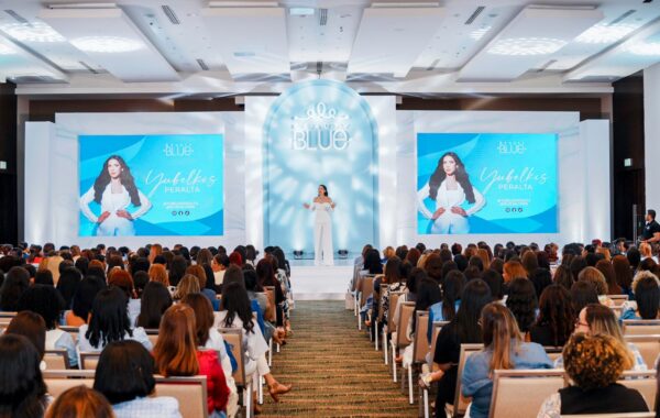 Yubelkis Peralta celebra décimo aniversario de sus centros de belleza con “Beauty Blue 2024”