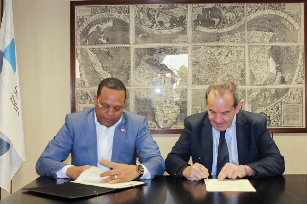 Director ejecutivo de Pro Consumidor, Eddy Alcántara, y el Secretario General Iberoamericano, Andrés Allamand, momento en que firman el convenio. (FUENTE EXTERNA)