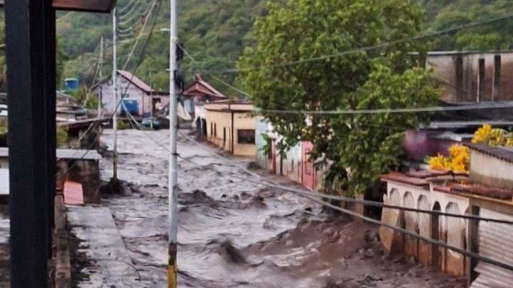 Dos muertos en Venezuela por el desbordamiento de un río tras paso del huracán Beryl