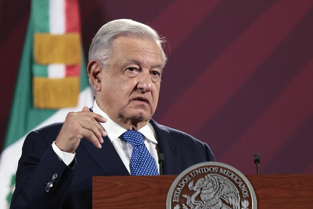 López Obrador critica el «sensacionalismo» en torno al huracán Beryl