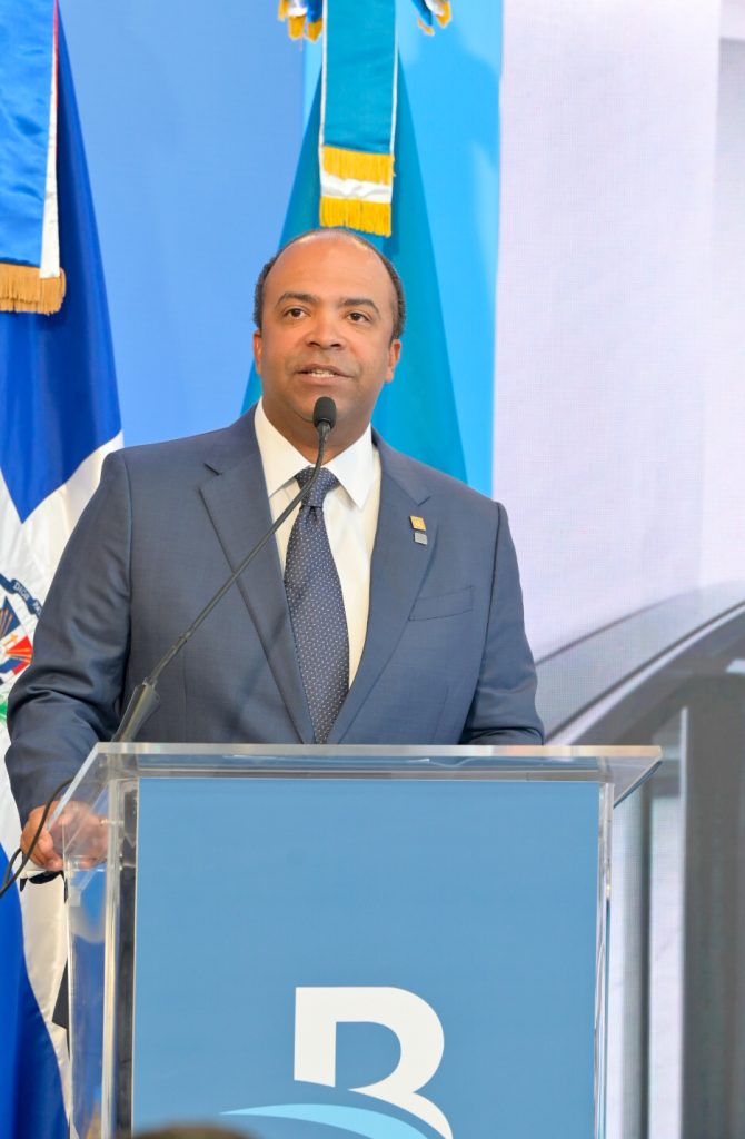 El presidente ejecutivo de Banreservas, Samuel Pereyra, explicó que elCentro de Seguridad Cibernética está concebido para enfrentar los
desafíos en materia de seguridad de la información que se puedan
presentar a esa entidad bancaria.