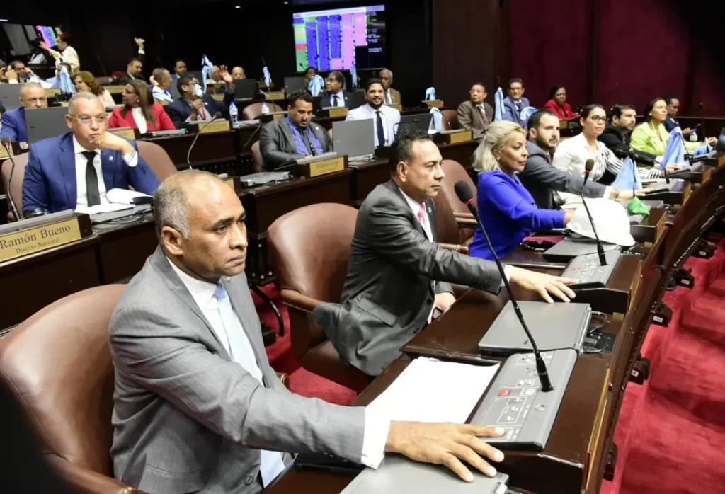Diputados rechazan la reducción de curules propuesto por Luis Abinader