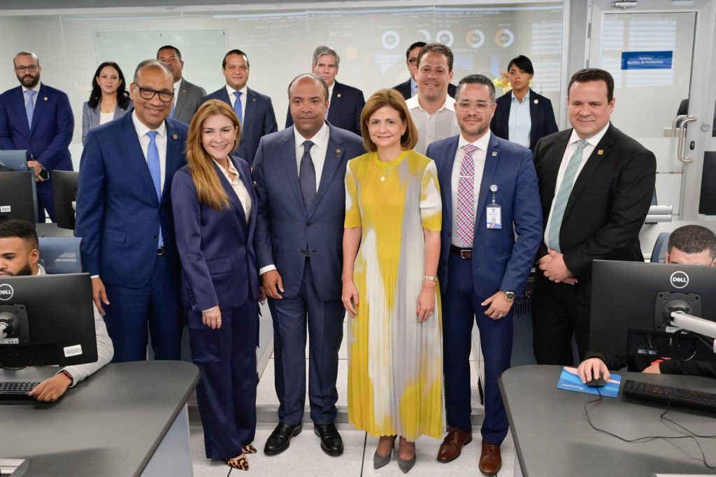 La vicepresidenta de la República, Raquel Peña, y el presidente ejecutivo de Banreservas, Samuel Pereyra, encabezaron la inauguración del Centro de Seguridad Cibernética de Banreservas y dos oficinas comerciales. Les acompañan autoridades gubernamentales y ejecutivos del banco.