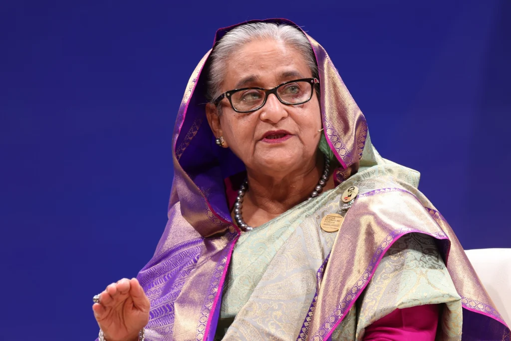 La primera ministra de Bangladés aterriza en la India tras huir del país, según medios