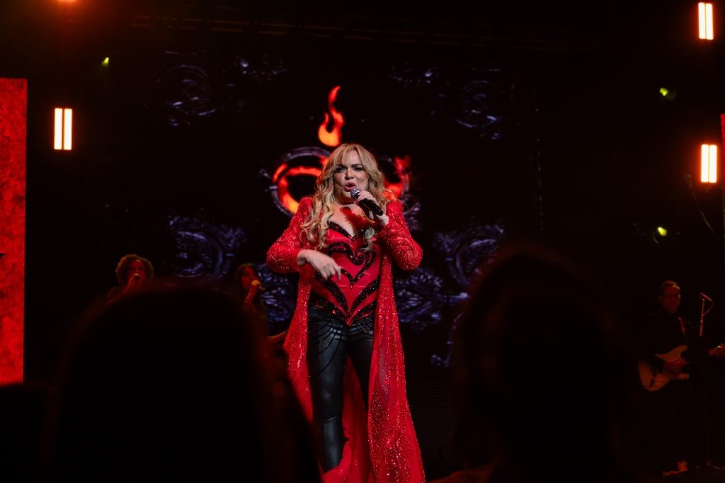 Ednita Nazario, en el escenario del Teatro Nacional. (FUENTE EXTERNA)