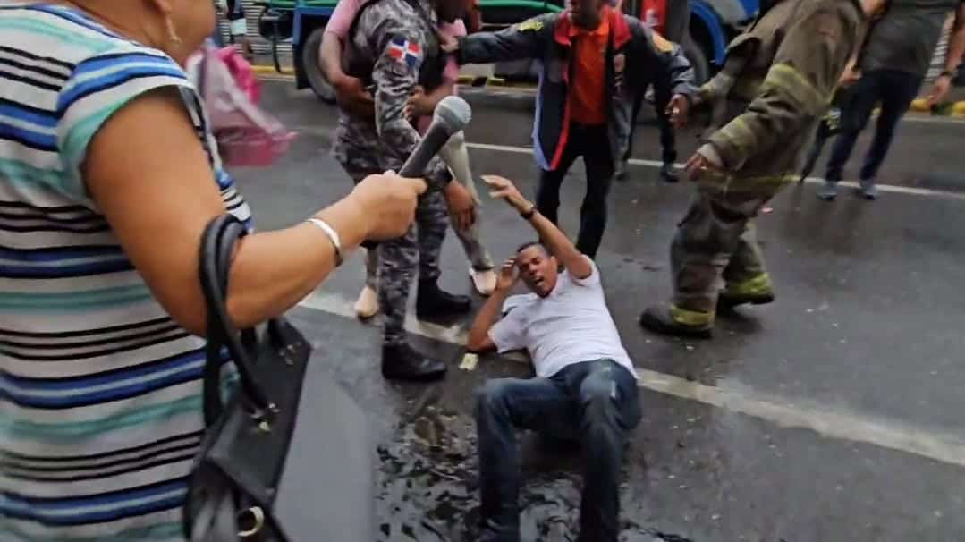Reportero gráfico es agredido por agente de la policía en Santiago