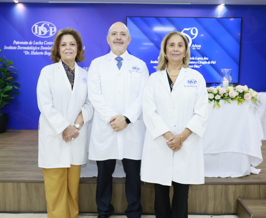Dra. Emma Guzmán, presidenta del Patronato de lucha Contra la Lepra, Dr. Víctor Pou, Director General del IDCP y Dra. Luisa González, vicepresidenta del Patronato de lucha Contra la Lepra