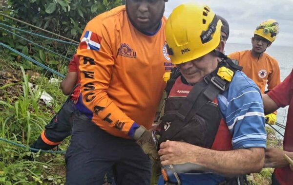 Rescatan con vida a pescador de 70 años que cayó al mar en la avenida España