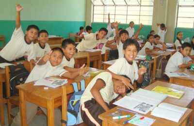 Perú evalúa expulsar a los alumnos violentos de las escuelas
