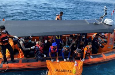 Un muerto y 102 supervivientes en Indonesia tras incidente en un barco con 243 pasajeros