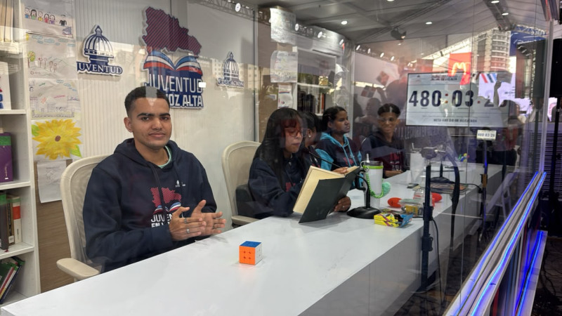 Jóvenes dominicanos culminan reto de 20 días tras leer durante 480 horas