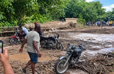 Crecida repentina de río en Bahoruco casi arrastra motoristas que cruzaban puente