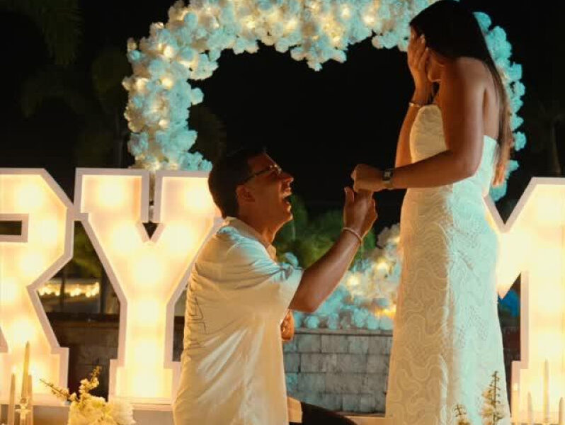 Tito El Bambino sorprende a su novia con romántica propuesta