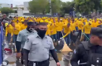 Reos realizan labores de limpieza tras desfile del 15 de septiembre en El Salvador