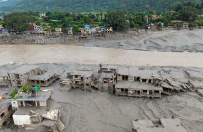 Deslizamiento de tierra sorprende a pobladores en Nepal