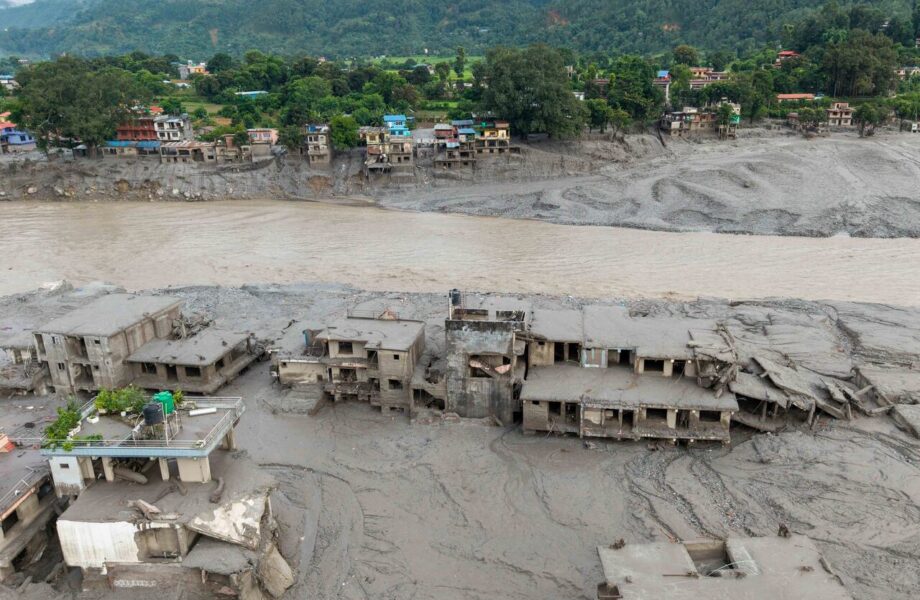 Deslizamiento de tierra sorprende a pobladores en Nepal
