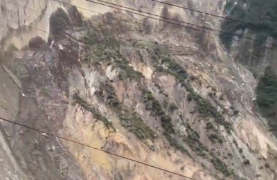Masivo deslizamiento de tierra provoca derrumbe de montaña sobre río en Nepal