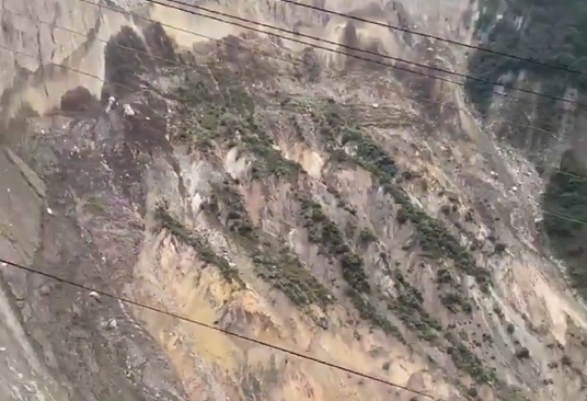 Masivo deslizamiento de tierra provoca derrumbe de montaña sobre río en Nepal