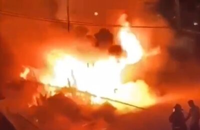 Incendio consume varias casetas de pescado en Boca Chica; autoridades investigan las causas