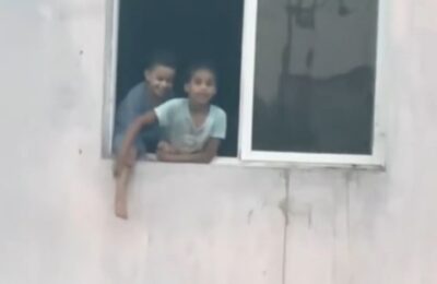 Comunitarios de Santo Domingo Este alertan sobre niños en peligro al asomarse por la ventana de un edificio