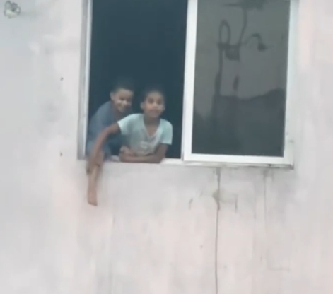 Comunitarios de Santo Domingo Este alertan sobre niños en peligro al asomarse por la ventana de un edificio