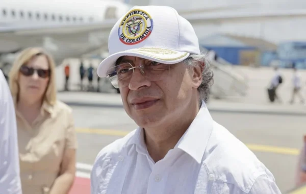 Colombiano confronta a Gustavo Petro durante vuelo rumbo a México