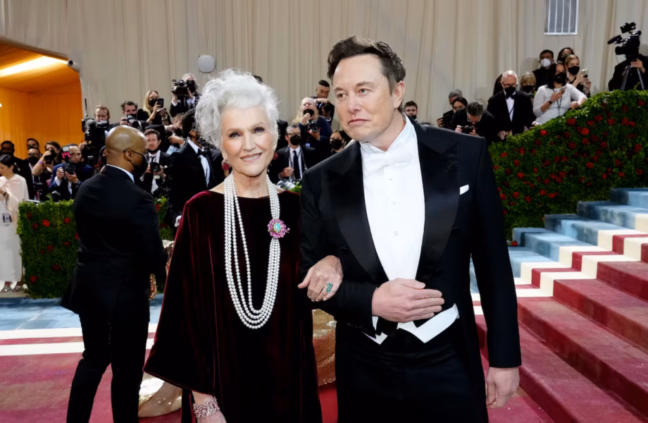 Madre de Elon Musk dice que ya era un genio a los 3 años y fue acosado en el colegio