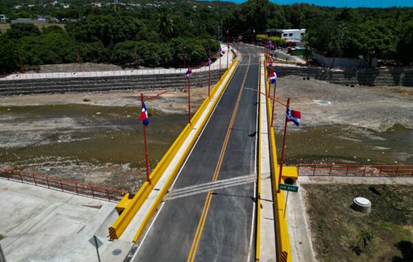 Abinader inaugura puente Los Hierros tras más de 40 años de espera en Baní