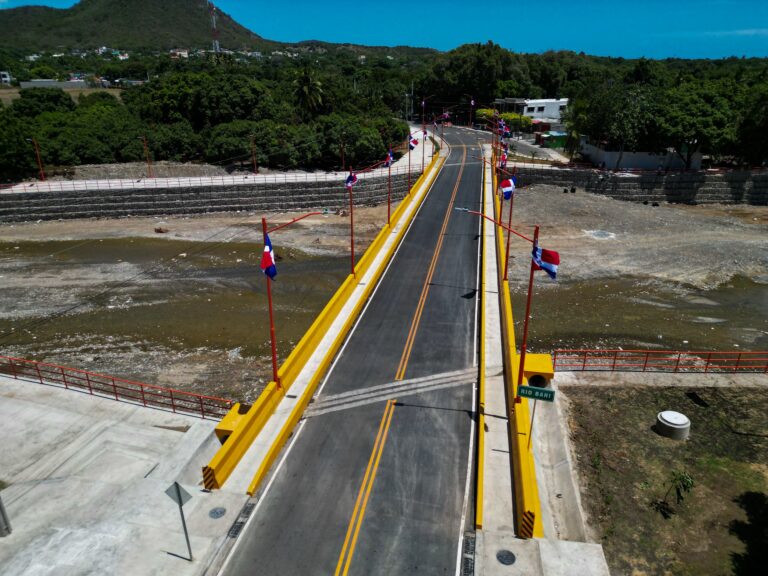 Abinader inaugura puente Los Hierros tras más de 40 años de espera en Baní