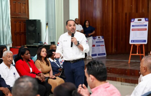 Defensor del Pueblo lleva la Ruta por la Ciudadanía a Santiago y alcanza ocho provincias en un mes