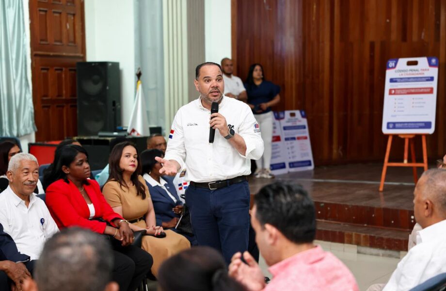 Defensor del Pueblo lleva la Ruta por la Ciudadanía a Santiago y alcanza ocho provincias en un mes