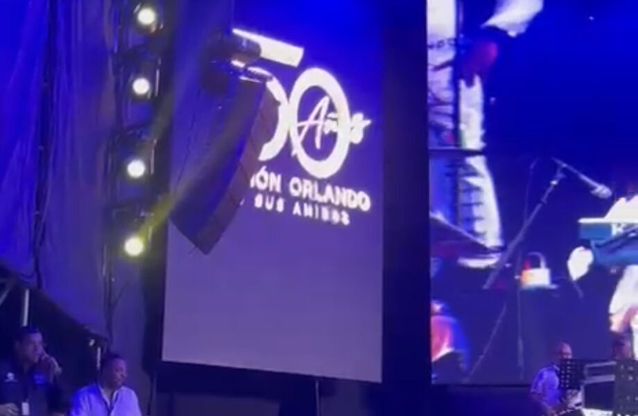 Siendo las 8 de la noche Ramón Orlando dió inicio a su concierto en el Estadio Olimpico