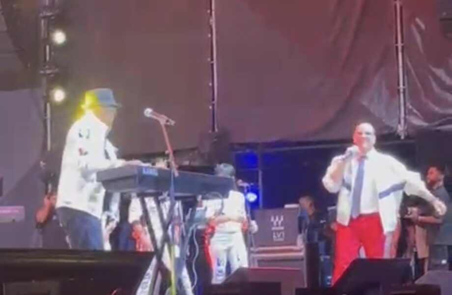 Elvis Crespo sube al escenario interprerando «Suavemente» junto a Ramón Orlando en su 50 años de trayectoria