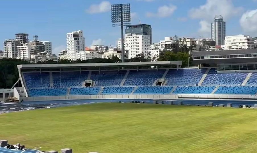 Césped del Estadio Olímpico Félix Sánchez se recupera tras concierto de Ramón Orlando
