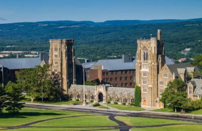 «Los siete de Cornell»: Conmoción genera caso reabierto por violación masiva a estudiante que inició con un mensaje de texto