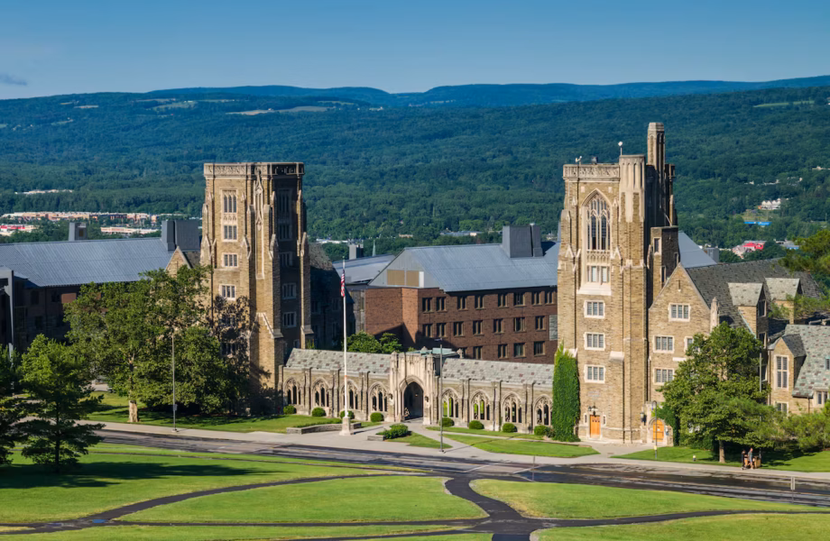 «Los siete de Cornell»: Conmoción genera caso reabierto por violación masiva a estudiante que inició con un mensaje de texto