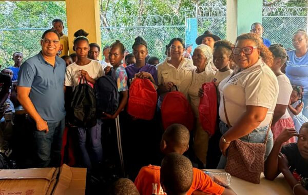 Dr. Israel Mañón entrega de útiles escolares a niños de la frontera