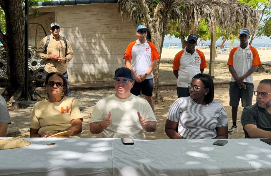 Alejandro Campos anuncia inicio de reparación del muelle de Cayo Levantado tras reunirse con sectores de Samaná